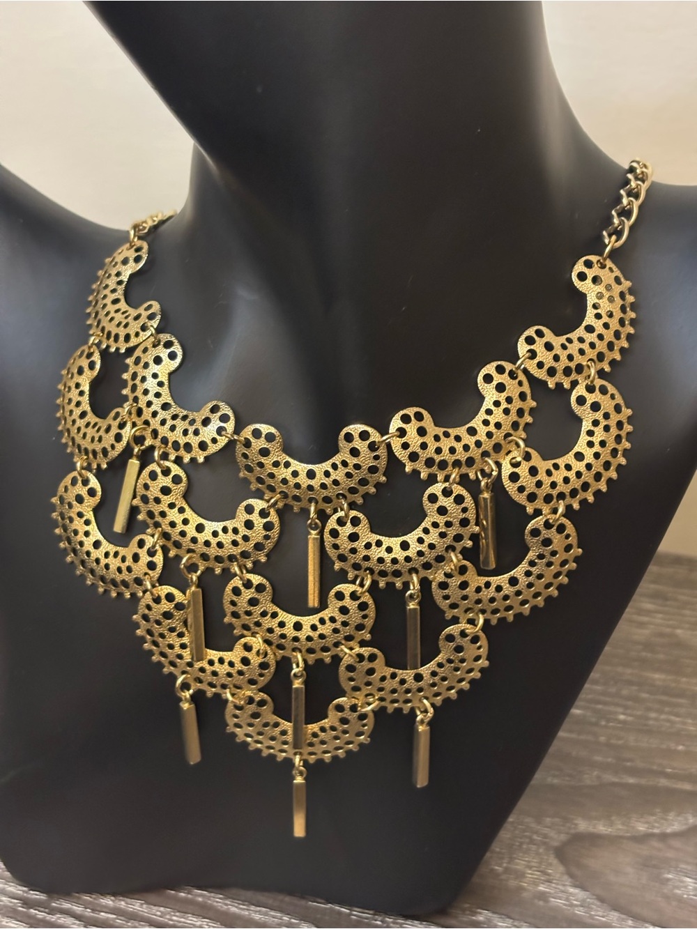 Vintage Sarah Coventry Charisma Gold Tone Bib Statement Necklace Signed 1973